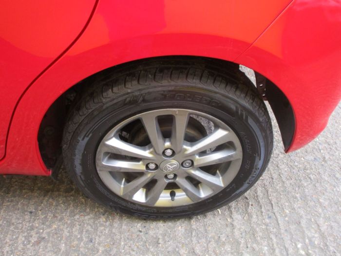 Toyota Yaris 1.33 VVT-i Icon+ 5dr Bluetooth Reverse Camera Hatchback Petrol Metallic Red